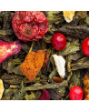 Mischung aus grünem Tee, getrockneten Blättern, roten Beeren, Fruchtstücken und Blüten