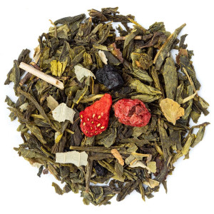 Mischung aus Grüntee mit Stücken roter Beeren, Blättern und getrockneten Kräutern