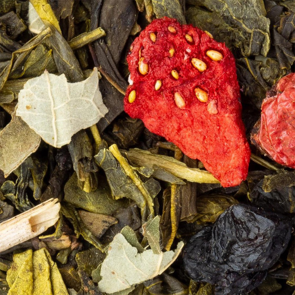 mengsel van groene thee met bladeren en gedroogde rode en zwarte bessen