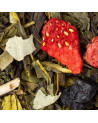 Mischung aus grünem Tee mit getrockneten roten und schwarzen Blättern und Beeren