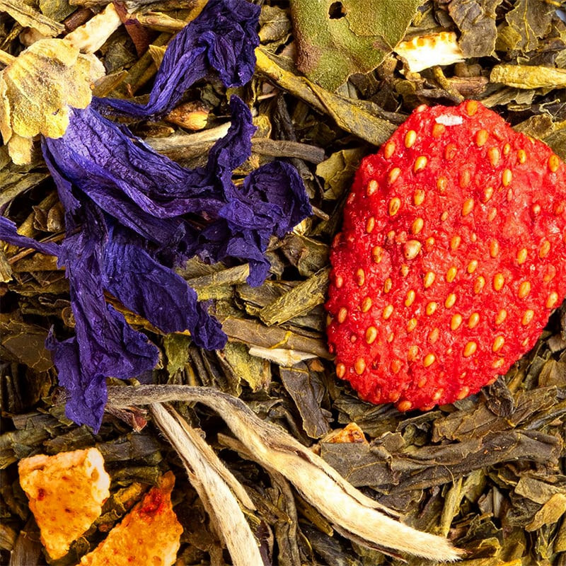Grüntee Lolita, Mischung aus ganzen Teeblättern, getrockneten Erdbeeren, violetten Blütenblättern und Zitrusschalen