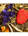 Grüntee Lolita, Mischung aus ganzen Teeblättern, getrockneten Erdbeeren, violetten Blütenblättern und Zitrusschalen