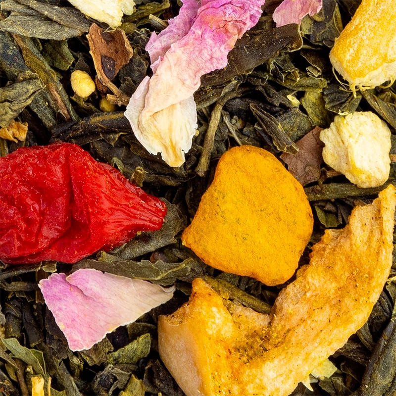 Grüntee-Mischung mit Blütenblättern, Zitrusfrüchten und roten Beeren – das Schönheitsgeheimnis