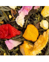 Grüntee-Mischung mit Blütenblättern, Zitrusfrüchten und roten Beeren – das Schönheitsgeheimnis