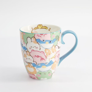 Keramische mok met gekleurde kawaii dierenmotieven en blauw handvat