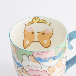 Keramieke mok met gekleurde kawaii dierenmotieven en blauw handvat