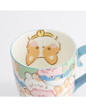 Keramieke mok met gekleurde kawaii dierenmotieven en blauw handvat