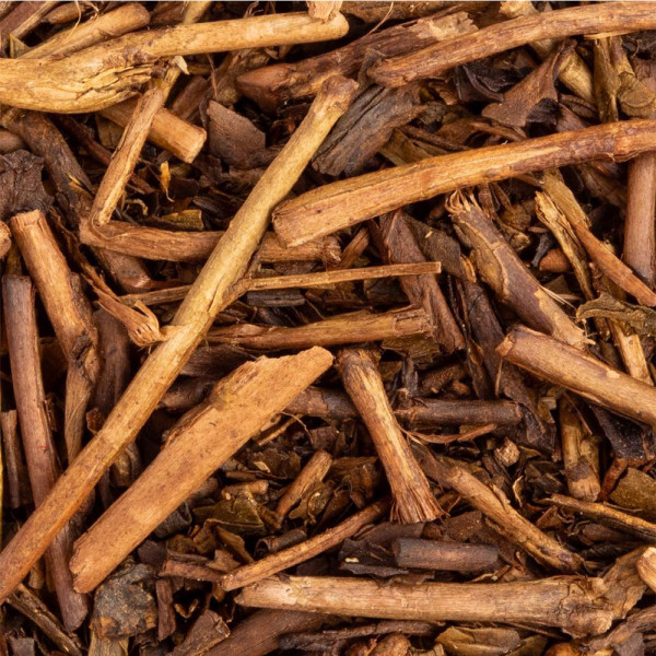 groene hojicha-thee geroosterde bladeren in takjes en stukjes voor infusie