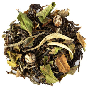Mischung aus grünen Teeblättern Jasmin Imperial mit getrockneten Jasminblüten sowie grünen und braunen Blättern