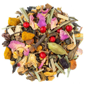 Mischung aus grünem Tee mit rosa Beeren, Rosenblättern, Kardamom und Gewürzstücken