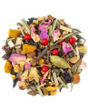 Mischung aus grünem Tee mit rosa Beeren, Rosenblättern, Kardamom und Gewürzstücken