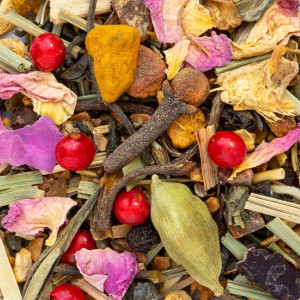 Mischung aus Grüntee mit roten Beeren, Blütenblättern, Gewürzen und getrockneten Kräutern