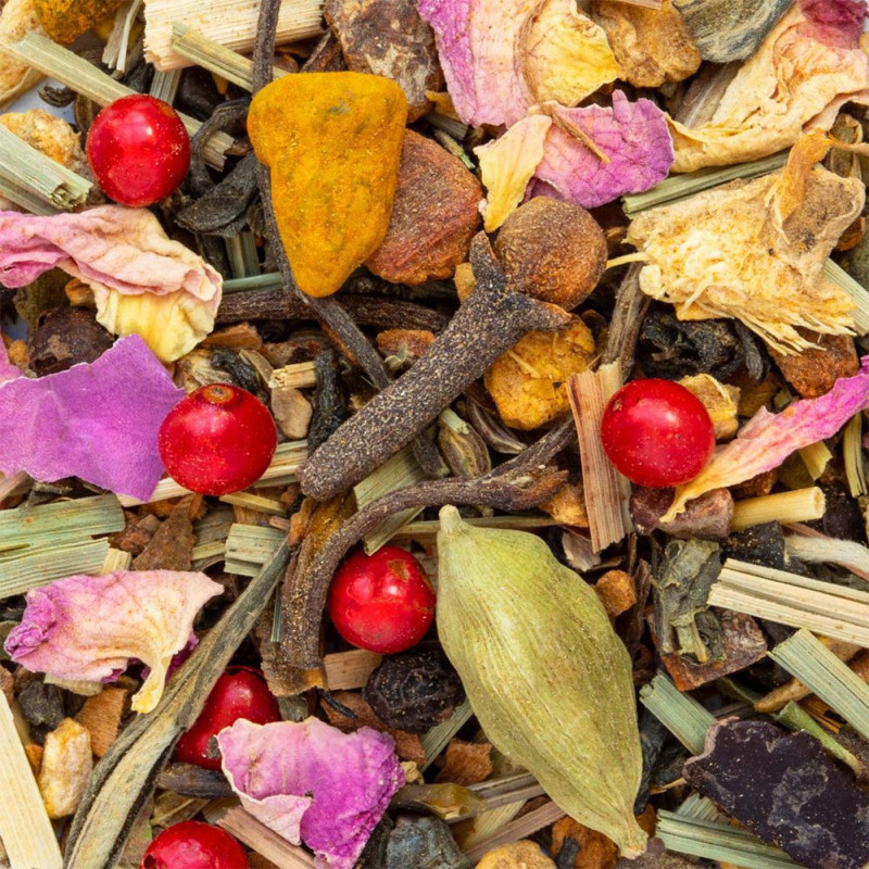 Mischung aus Grüntee mit roten Beeren, Blütenblättern, Gewürzen und getrockneten Kräutern