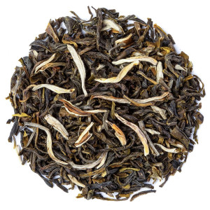 Trockene Blätter des grünen Tees Pi Lo Chun mit vermischten weißen und grünen Knospen