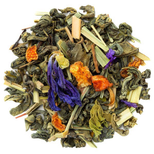 mengsel van groene theebladeren bloemblaadjes en stukjes citrusvruchten voor energieke infusie