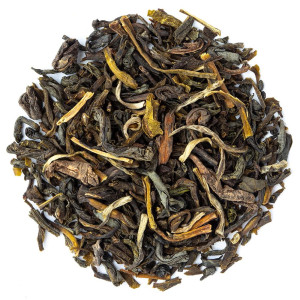 bladeren van groene jasmijn chun hao thee met groene en bruine tinten