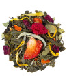 Mélange de thé vert avec morceaux de fraise pétales de fleurs et feuilles séchées