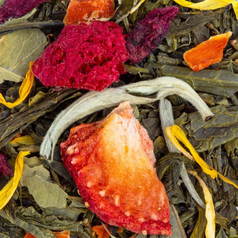 Mélange de thé vert avec morceaux de fraise pétales de fleurs et feuilles séchées