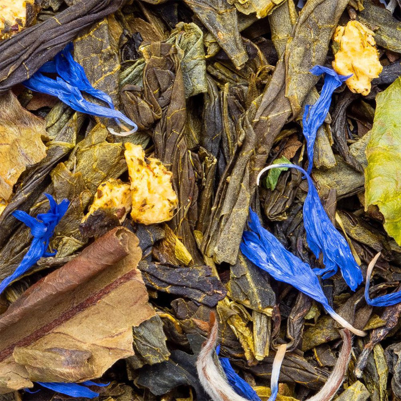 Mélange de thé vert Wushi feuilles séchées pétales bleus et morceaux d agrumes