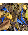 Mischung aus grünem Wushi-Tee, getrockneten Blättern, blauen Blütenblättern und Zitrusfrucht-Stückchen
