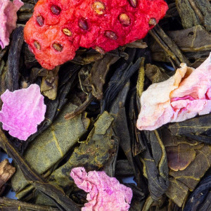Grüntee Jiangkou mit getrockneten Blättern, Blütenpetalen und roten Fruchtstücken