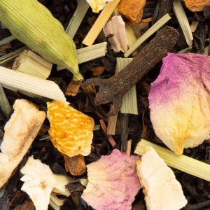 mélange de thé noir avec clou de girofle écorce d agrumes pétales de rose et herbes séchées