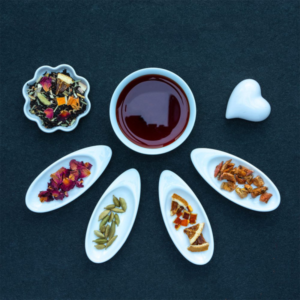 Thé noir infusé avec pétales de rose cardamome écorces d agrumes morceaux de pomme et mélange d épices pour hiver