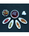 Schwarztee mit Rosenblütenblättern, Kardamom, Zitrusschalen, Apfelstücken und Wintergewürzmischung