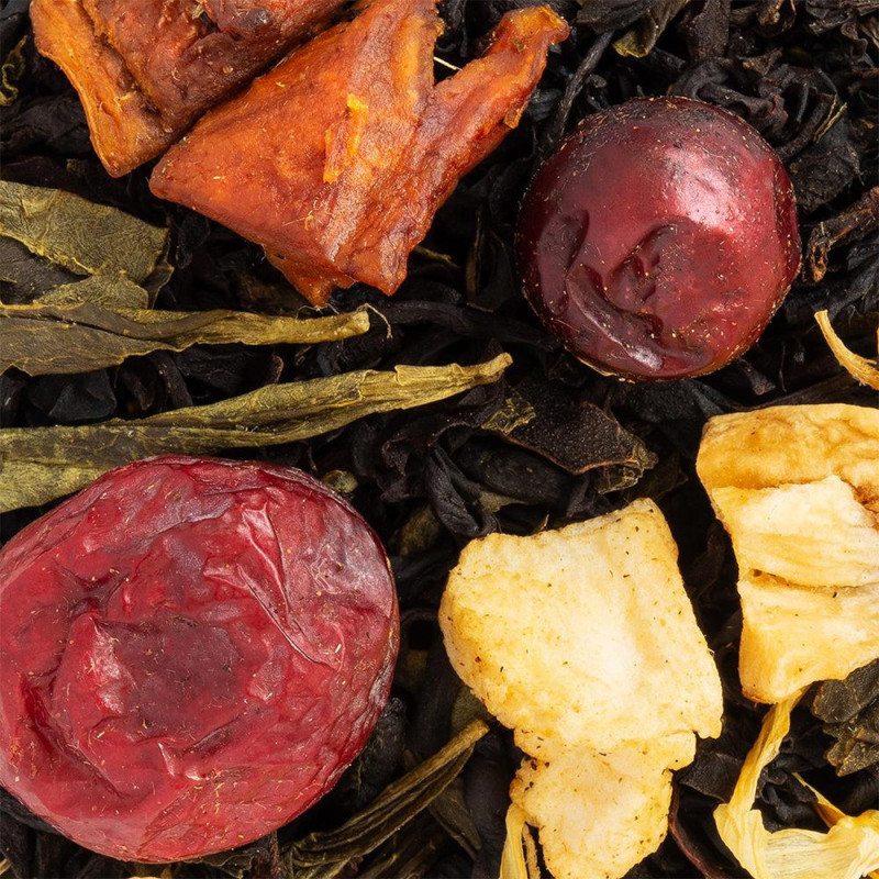 melange van zwarte thee gedroogde bladeren en rode en gele vruchten voor Hawaipur infusie
