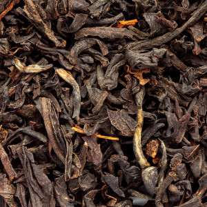 Schwarztee Laokhowa mit ganzen dunklen Blättern und einigen goldenen Knospen