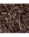 Schwarztee Laokhowa mit ganzen dunklen Blättern und einigen goldenen Knospen