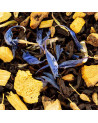 Schwarzteemischung mit Lakritzstücken und blauen Blütenblättern