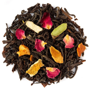 Schwarzteemischung mit Rosenblütenblättern, Orangenschalen und Kardamom für weihnachtlichen Aufguss