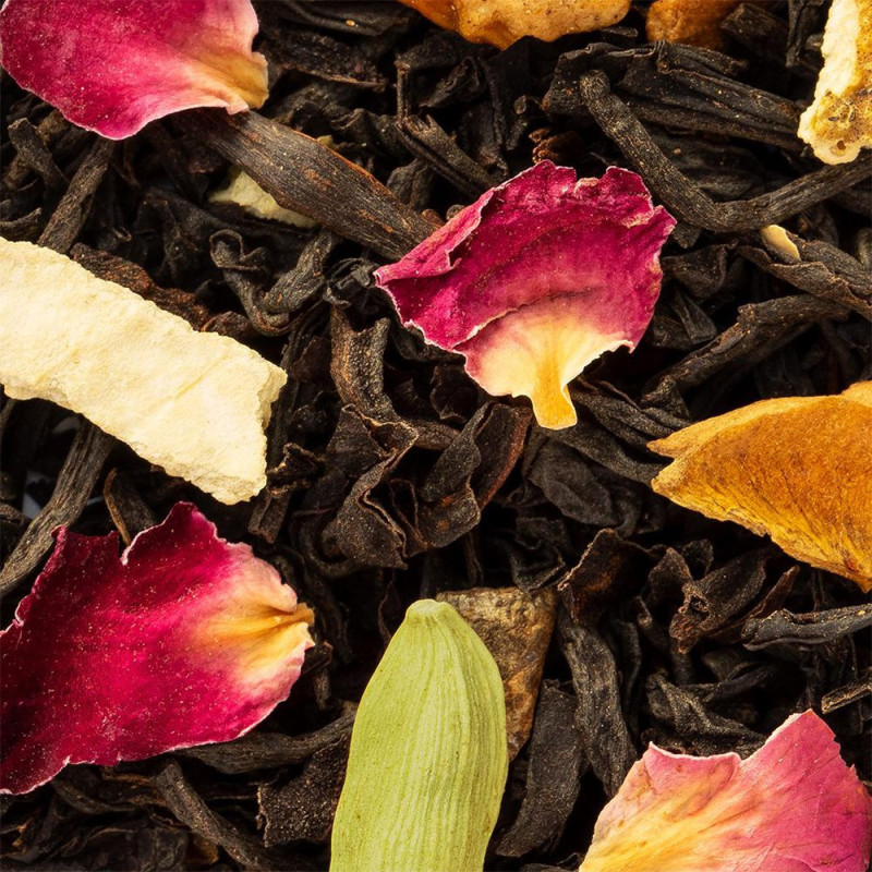 Schwarztee-Mischung mit Rosenblättern, Kardamom, Zitrusschalen und Gewürzen für Weihnachtstee