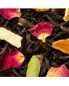 Schwarztee-Mischung mit Rosenblättern, Kardamom, Zitrusschalen und Gewürzen für Weihnachtstee