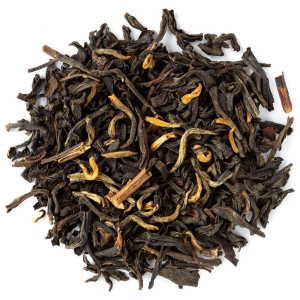 Blätter des Schwarztees Golden Yunnan GFOP mit goldenen Knospen und feinen Stielen