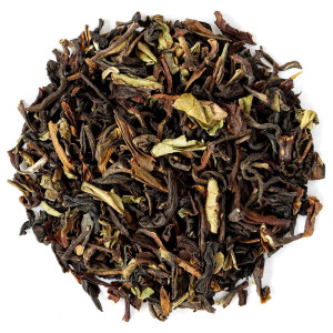 Blätter des schwarzen Darjeeling FTGFOP 1 Spring Valley mit braunen und grünen Nuancen