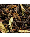 Blätter des schwarzen Darjeeling FTGFOP 1 Spring Valley mit braunen und grünen Nuancen