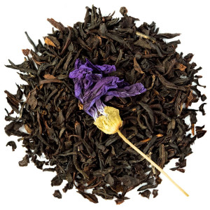 Schwarztee mit ganzen Blättern und getrockneter Veilchenblüte für aromatische Aufgüsse