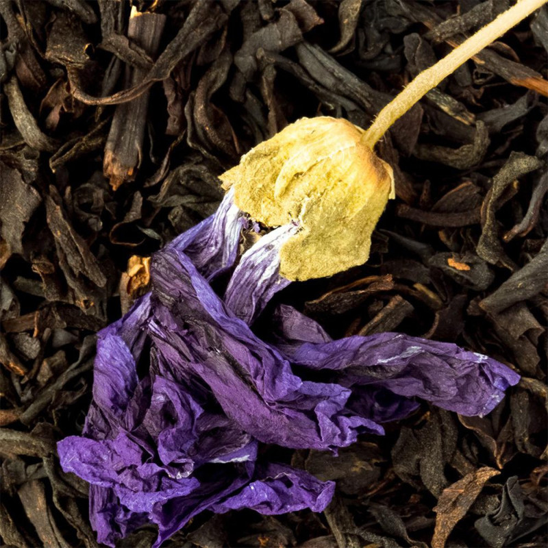 feuilles de thé noir avec pétales de violette séchée et bouton floral jaune pâle