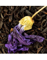 feuilles de thé noir avec pétales de violette séchée et bouton floral jaune pâle