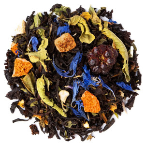 Schwarztee-Mischung mit Brombeerstücken, Zitronenschalen, Blättern und blauen Blüten