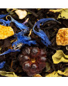 Schwarztee mit Brombeerstücken, Zitrone und blauen Blütenblättern