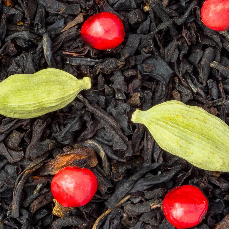 thé noir feuilles avec baies rouges et capsules de cardamome verte pistache