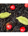 Schwarztee mit Blättern, roten Beeren und grünen Kardamomkapseln Pistazie