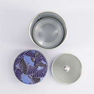 Offene Metalldose mit Washi-Motiv blaue und schwarze Fächer mit Metalldeckel innen