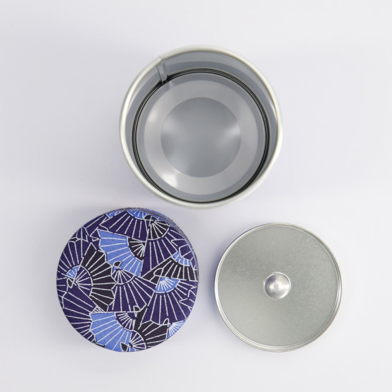 Metalen washi doos met blauw en zwart waaiermotief geopend met binnenste metalen deksel