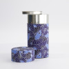 Cilindervormige washi doos met blauw en zwart waaiermotief met geopend metalen deksel