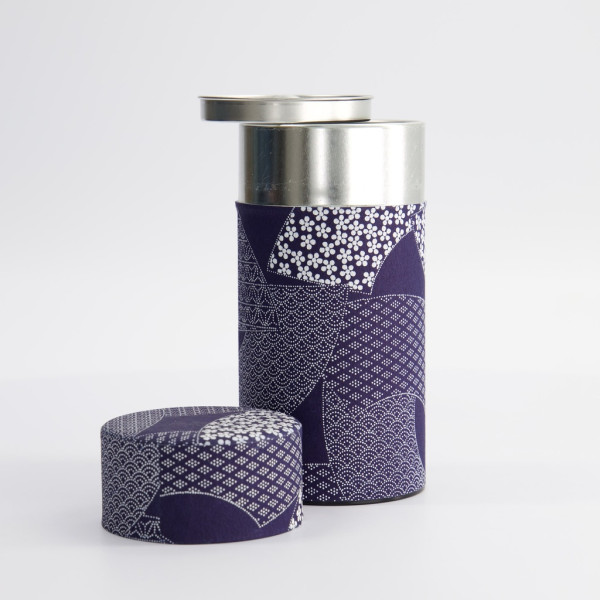 Boîte métallique recouverte de tissu japonais bleu motifs blancs pour thé Thés et Traditions