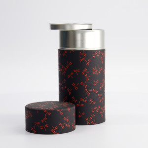 Schwarze Washi-Box mit roten Libellenmotiven und offener silberner Metallkappe